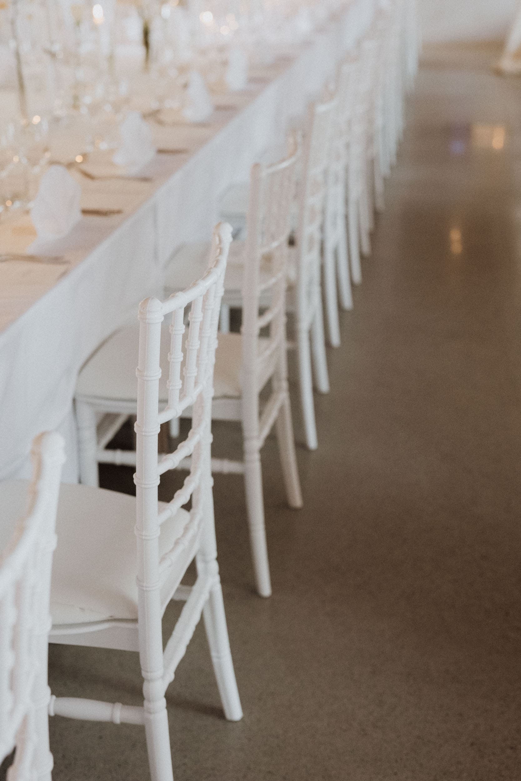 hvite stoler og hvittdekket bord