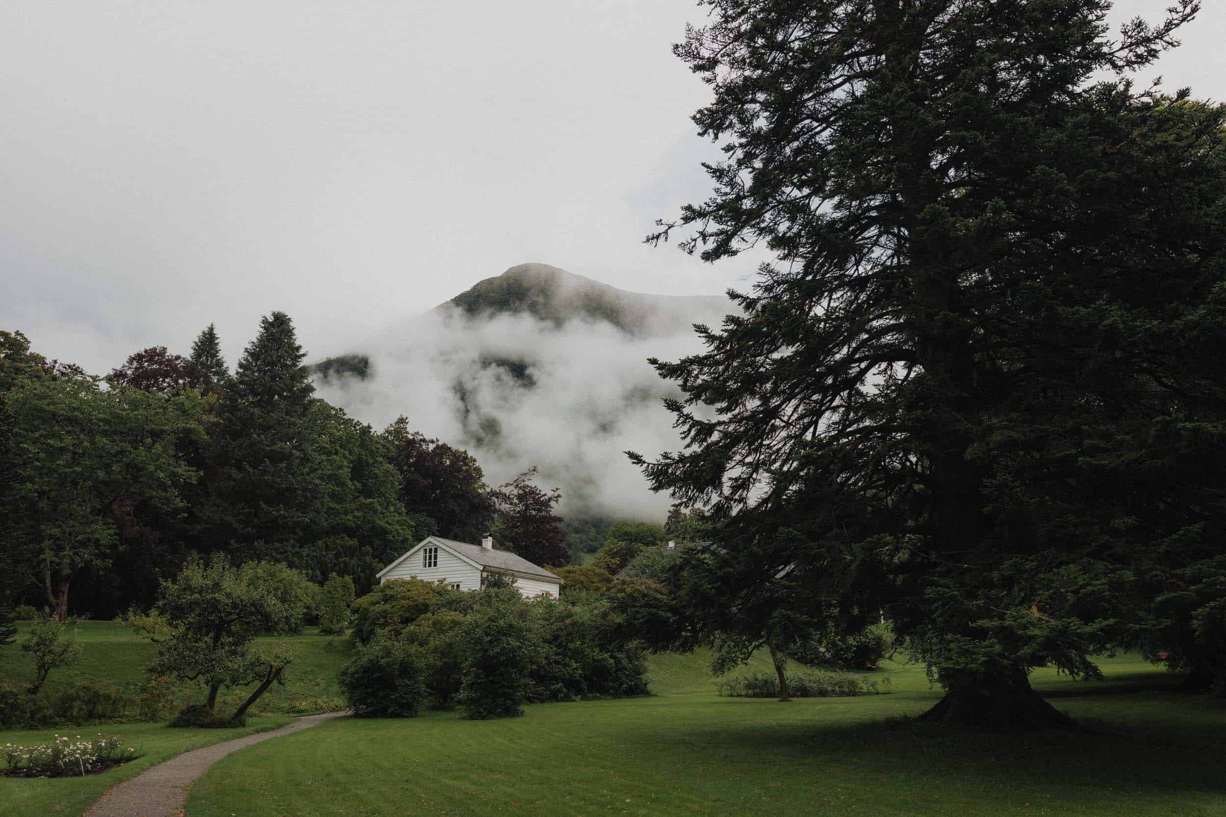 et hvitt hus i en park