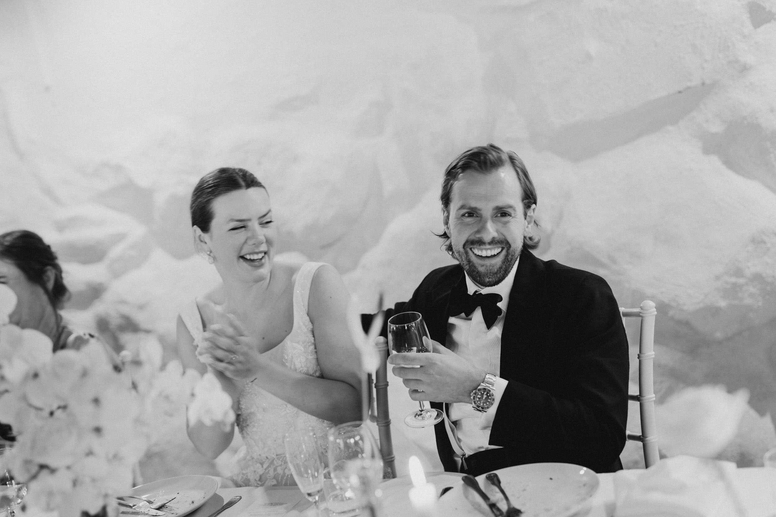 et smilende brudepar og brudgom som drikker vin