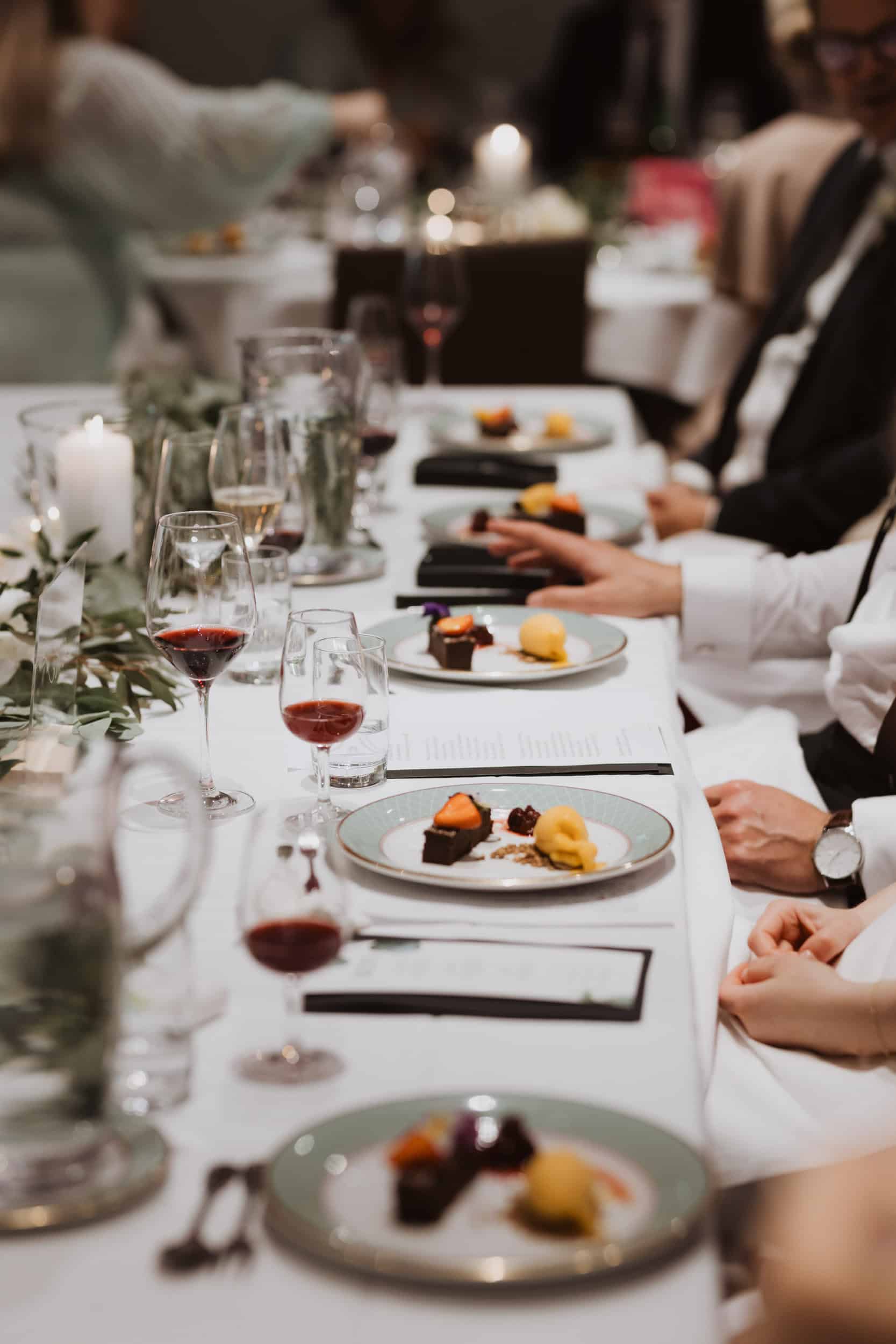 en rekke med fat med desser på findekket bord