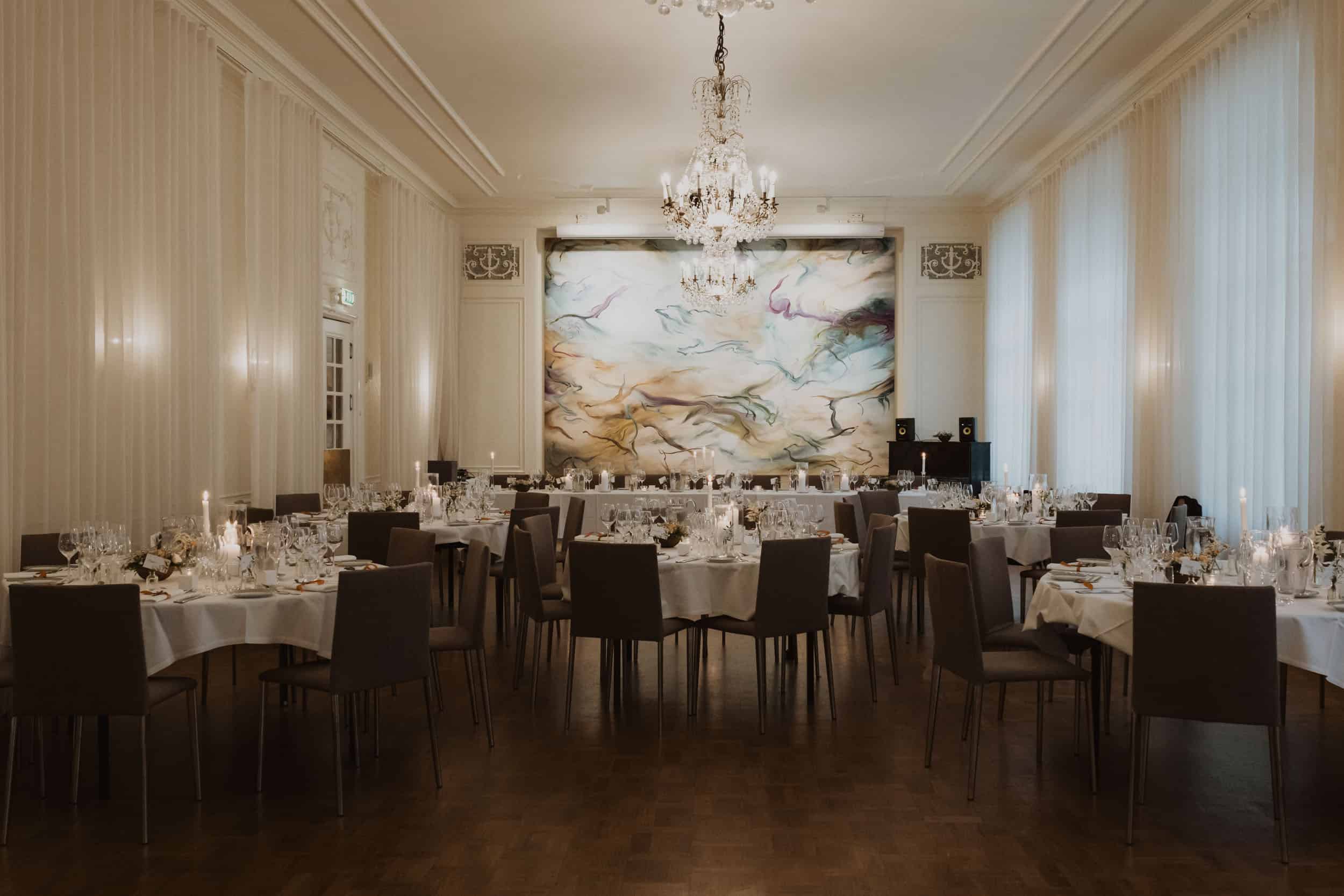 elegant selskapslokale med runde bort og stort malleri