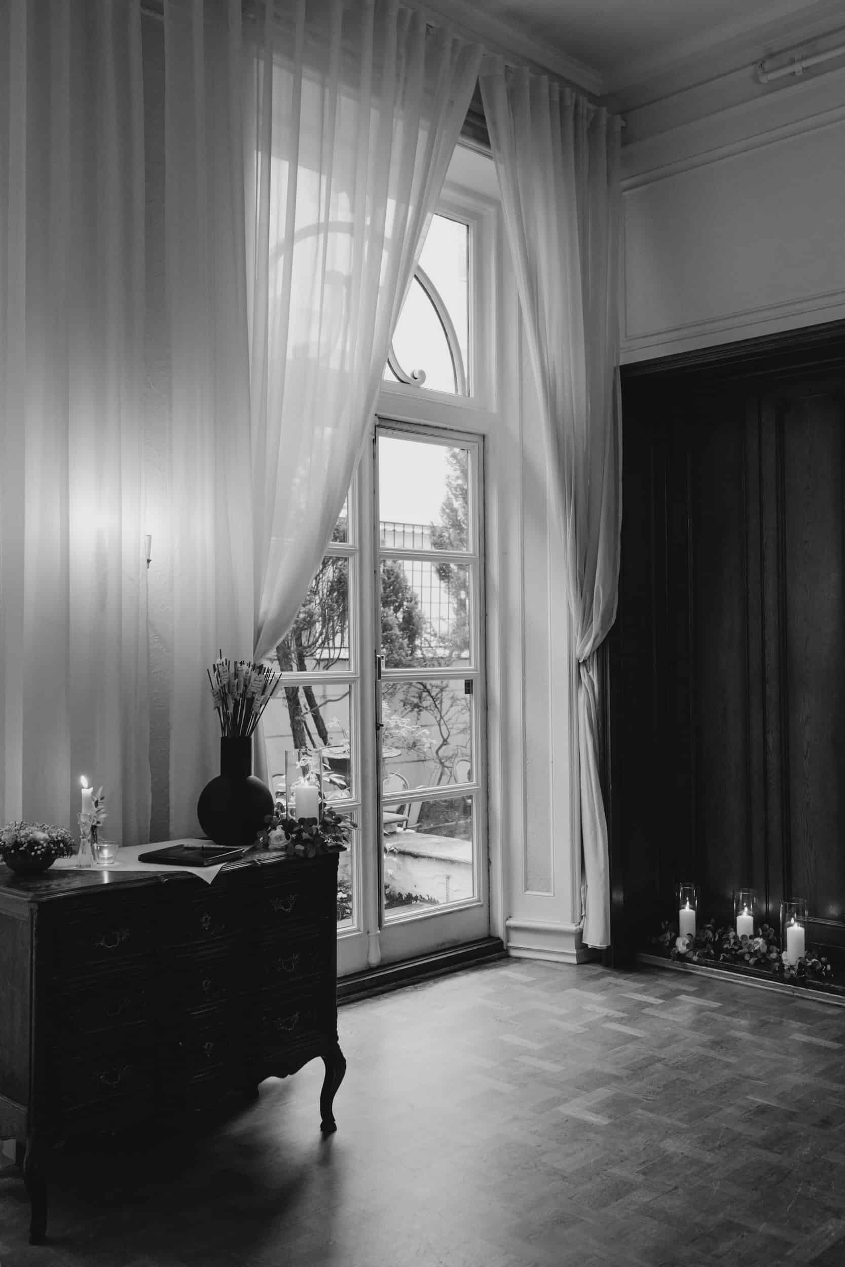 terrassedør og en treskap ved siden av