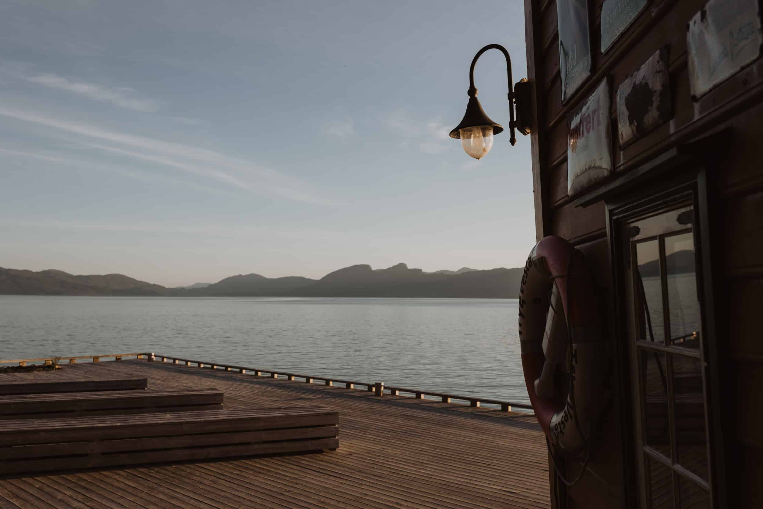 en kai i solnedgang med fjordutsikt