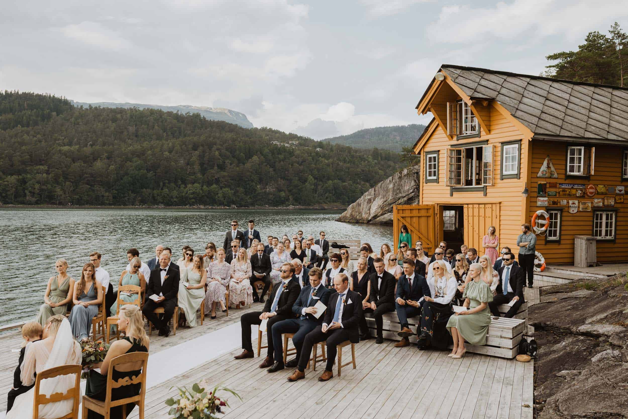 en vielse i kaien med mange mennesker og gult hus