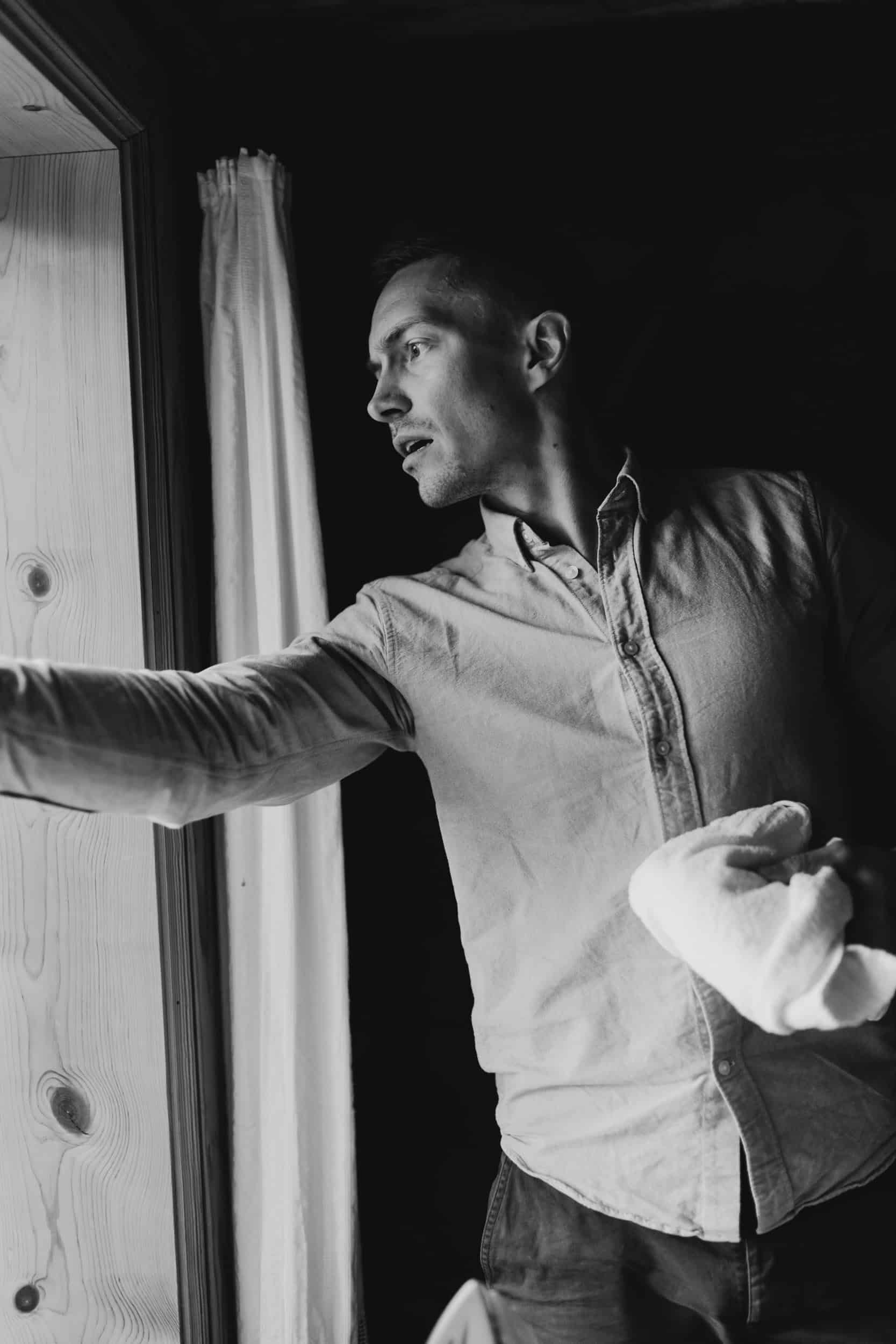 en mann som ser gjennom vindu