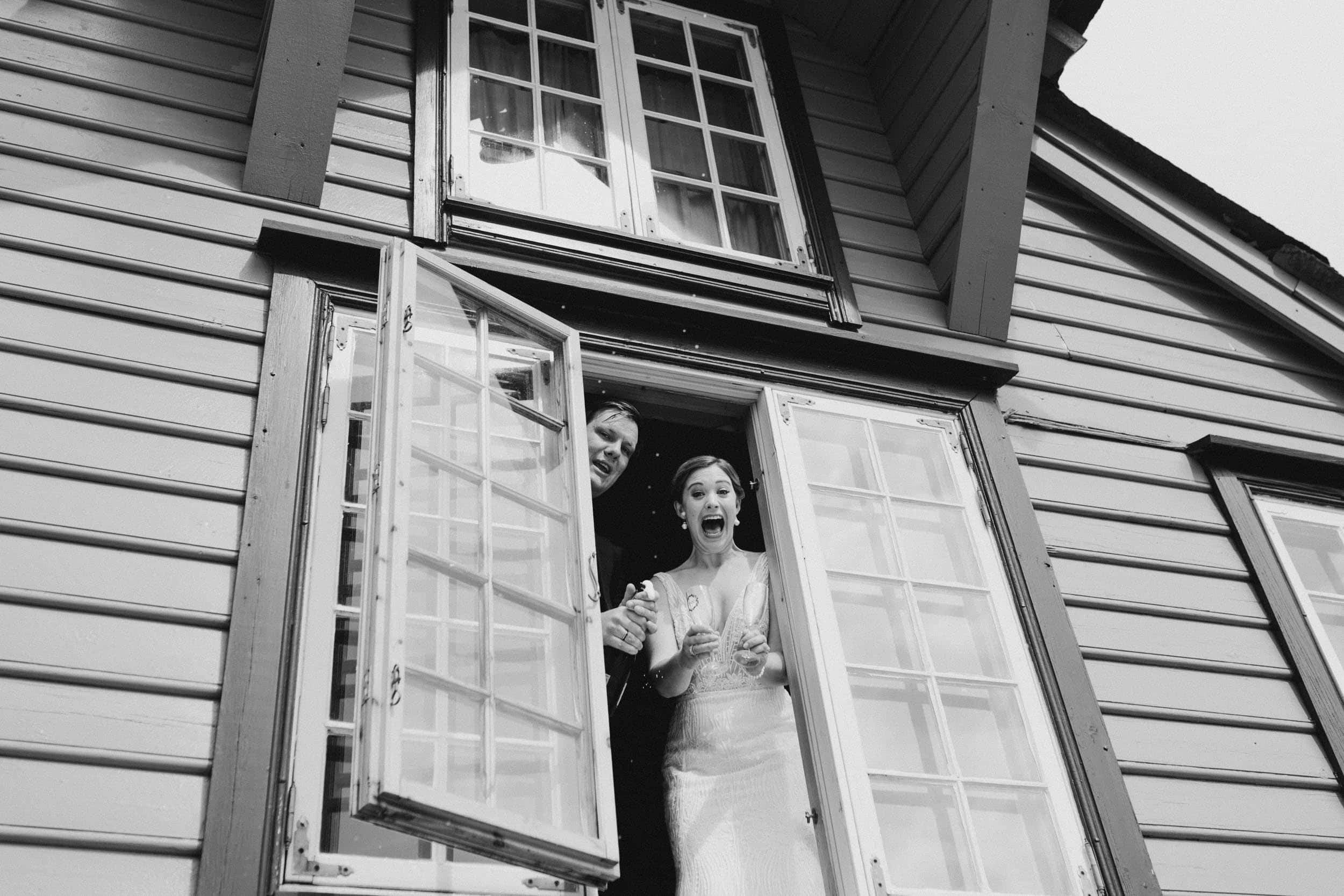 et par står i et vindu og smiler