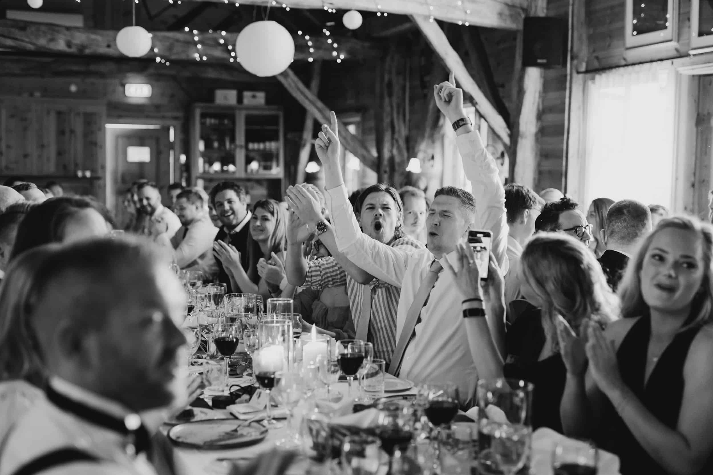 mange mennesker som sitter ved et bord og jubler