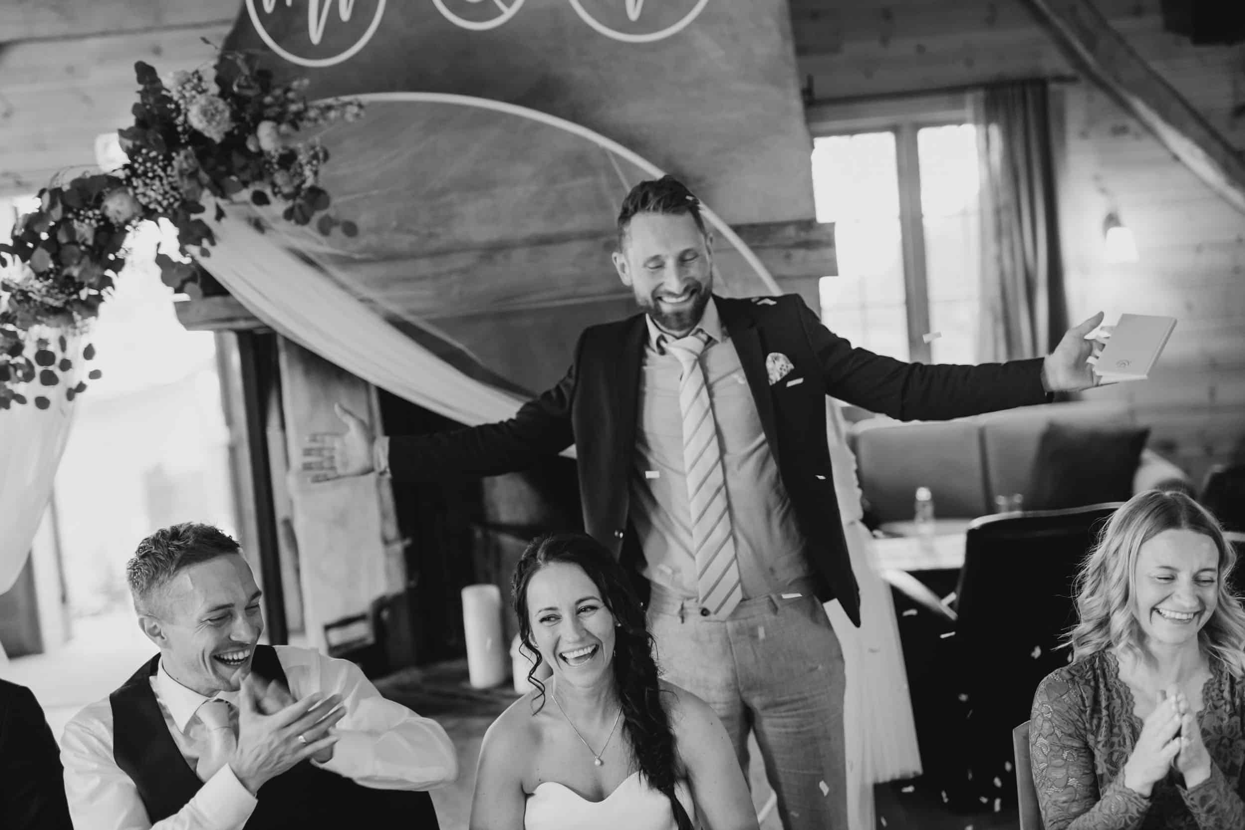 fire mennesker som jubler, tre sitter, en står med armene strekket ut