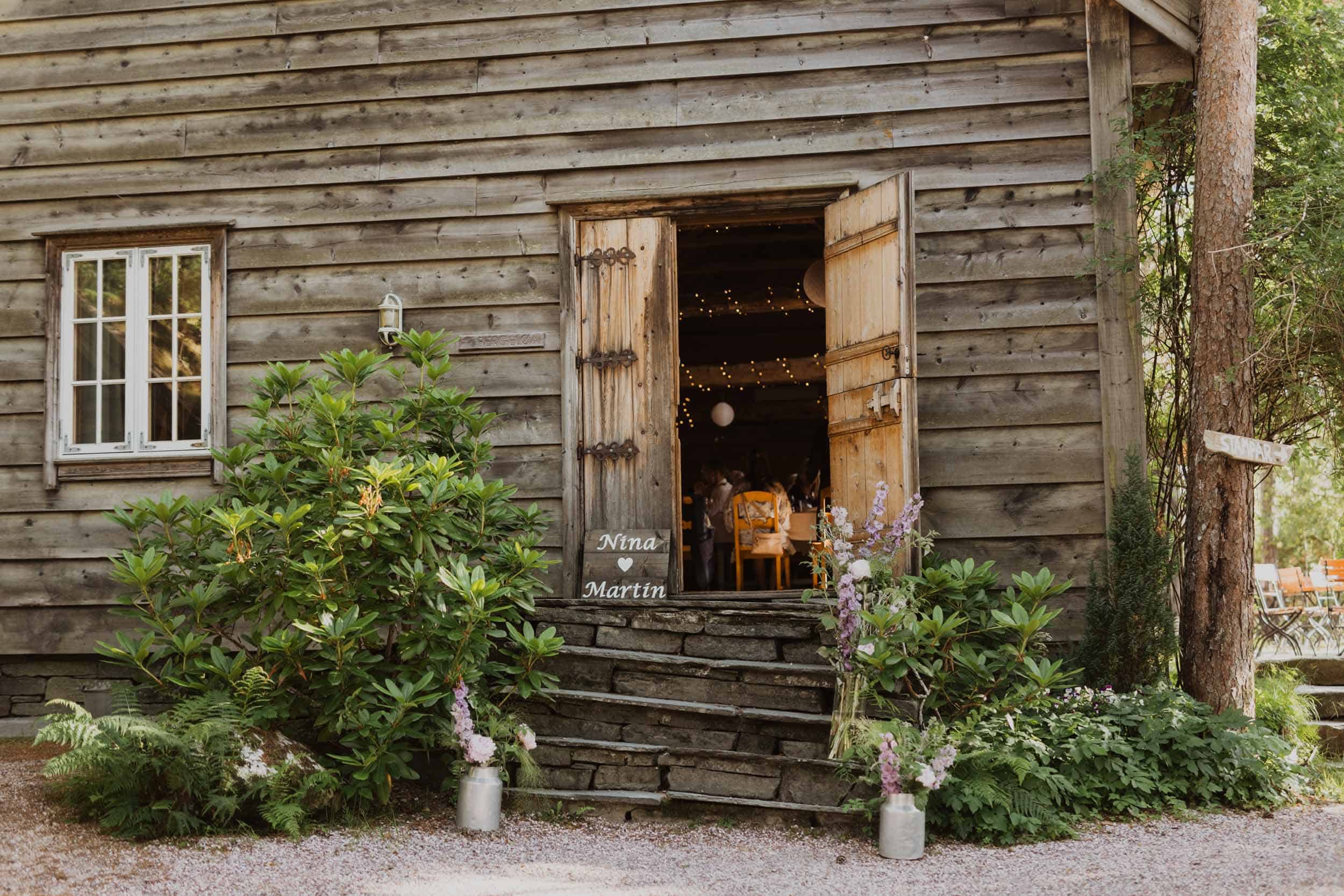 inngang til en låve dekorert med planter