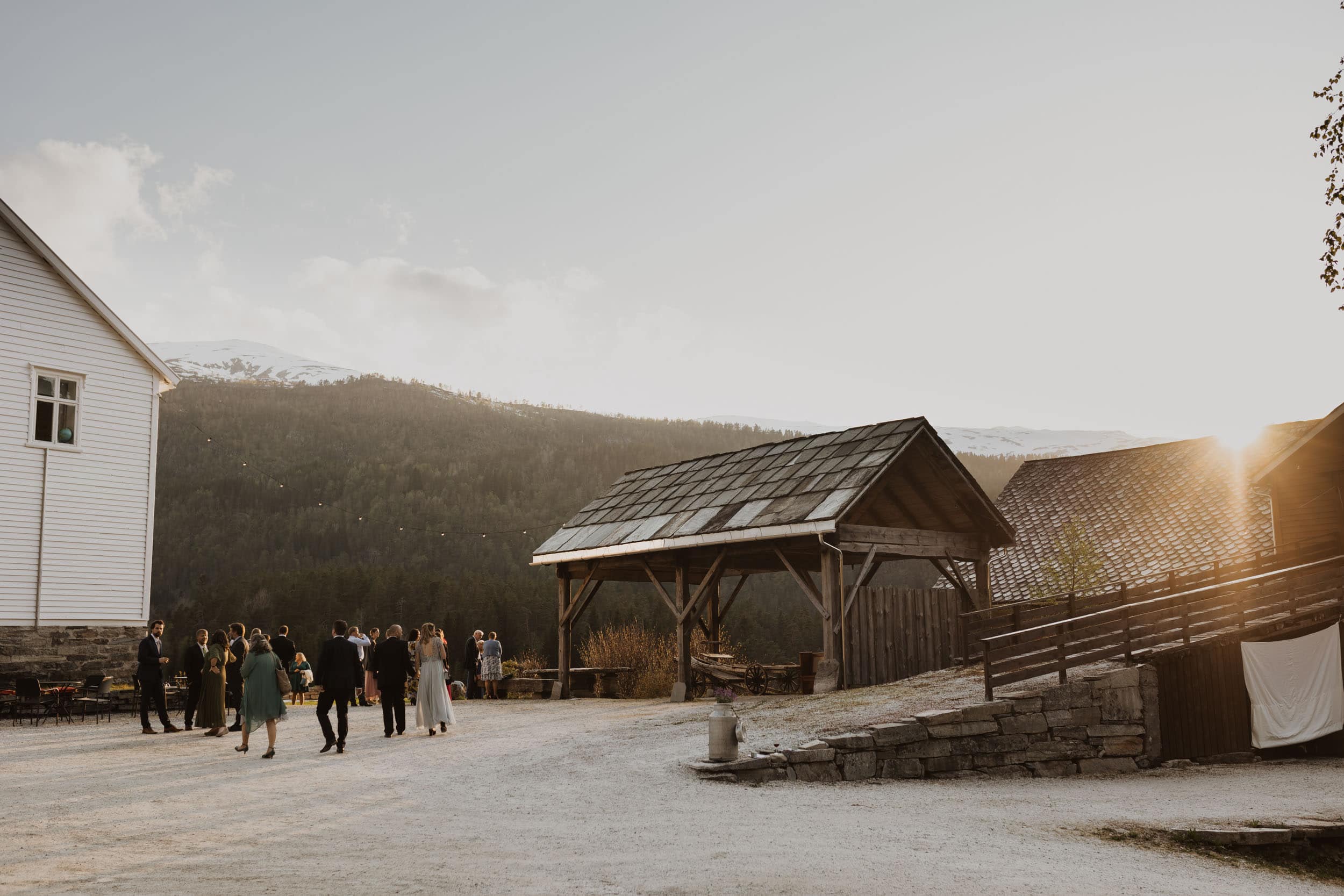 en gård med mennesker og låve