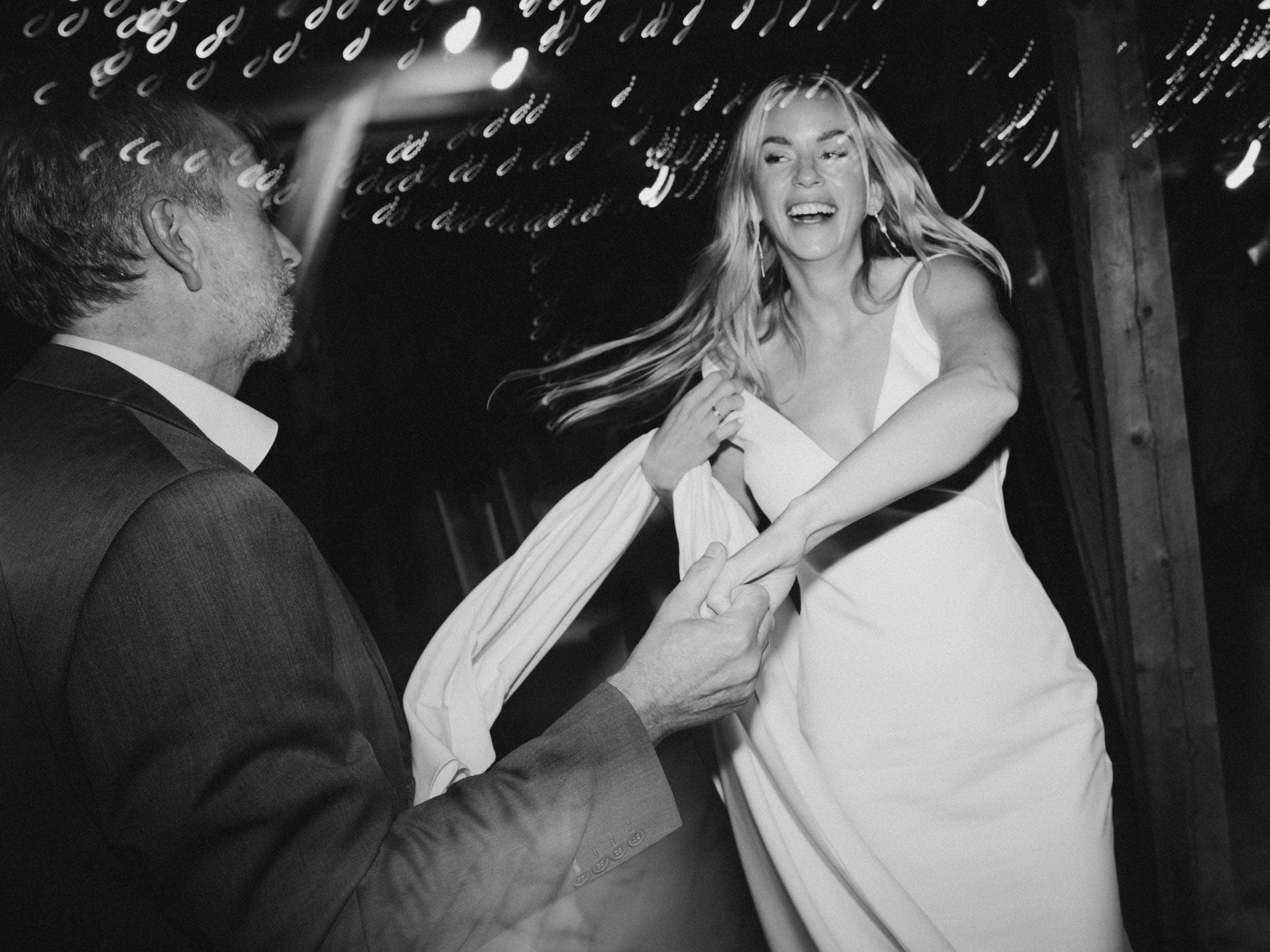 to mennesker som smiler og danser sammen