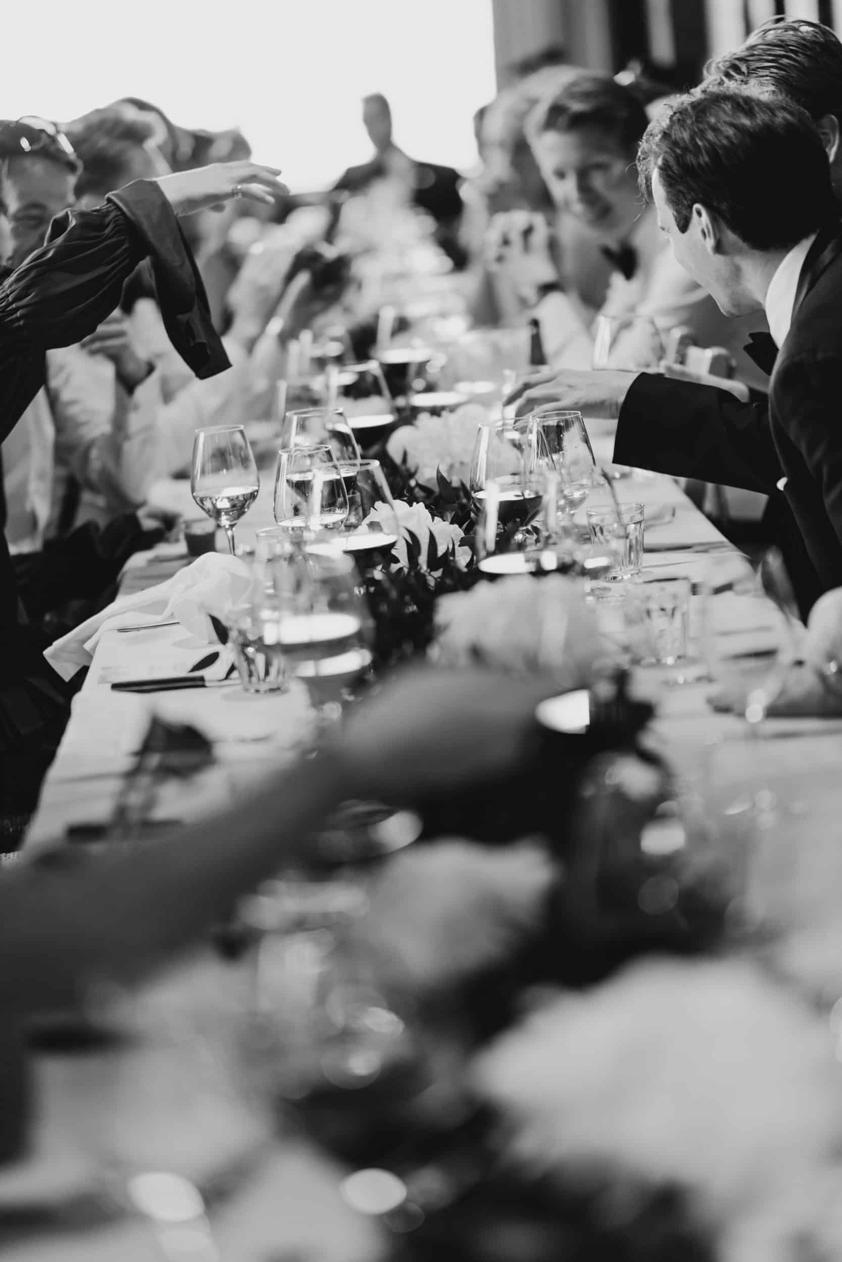 selskapsbord og mange vinglass