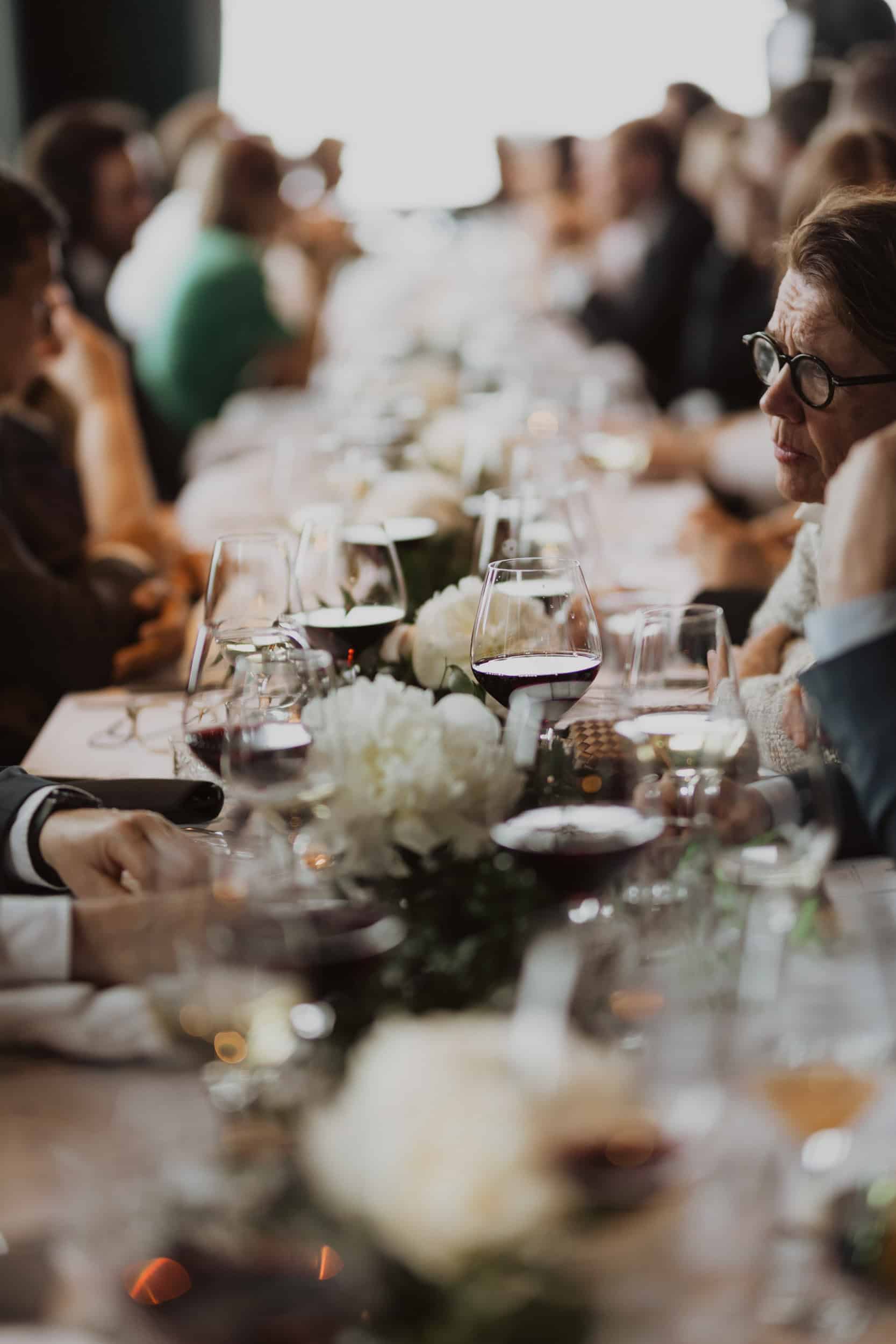 selskapsbord og mange vinglass