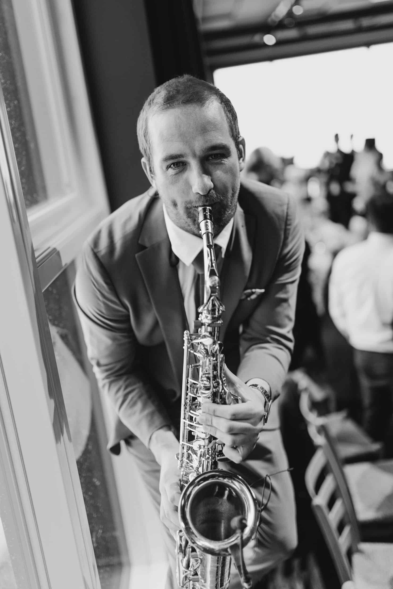 saksofonist som ser i kamera