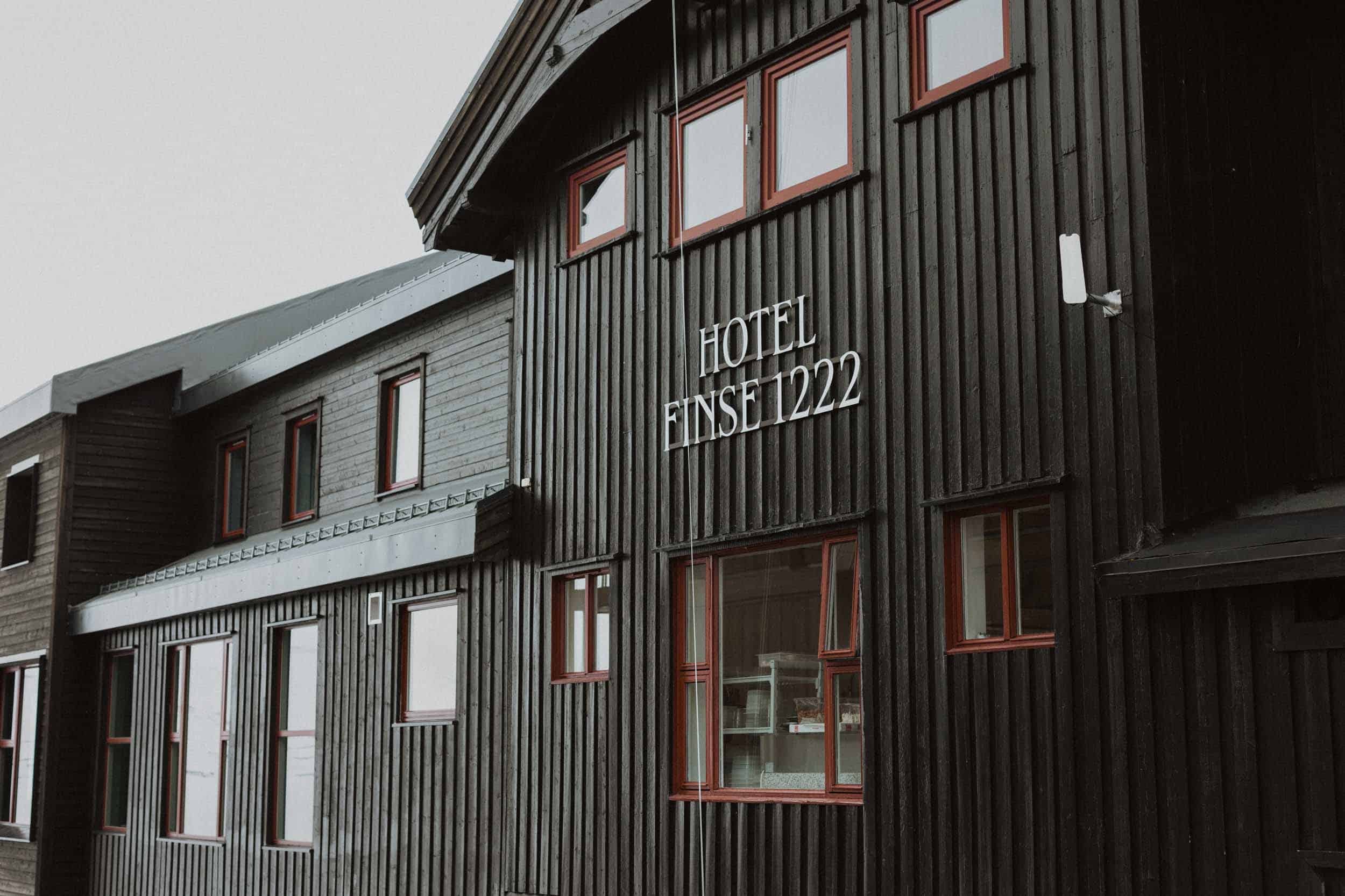 utsiden av hotell finse 1222, i svartmalte vegg og rødtkantet vinduer
