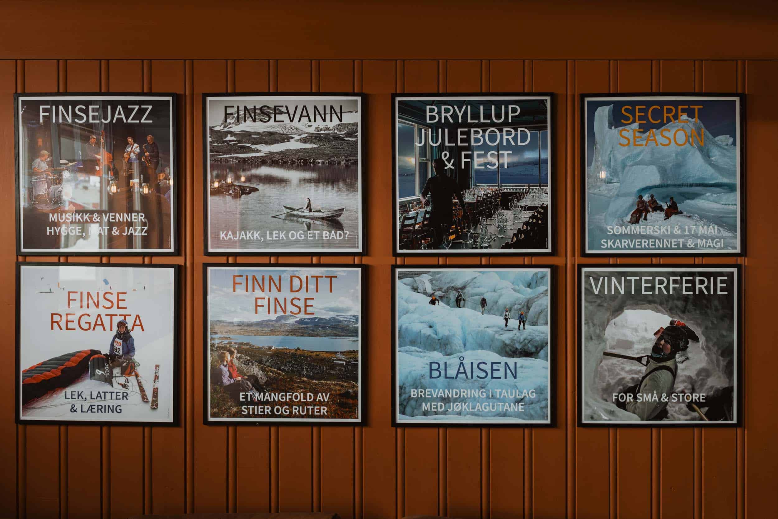 rød vegg med plakater i rammer