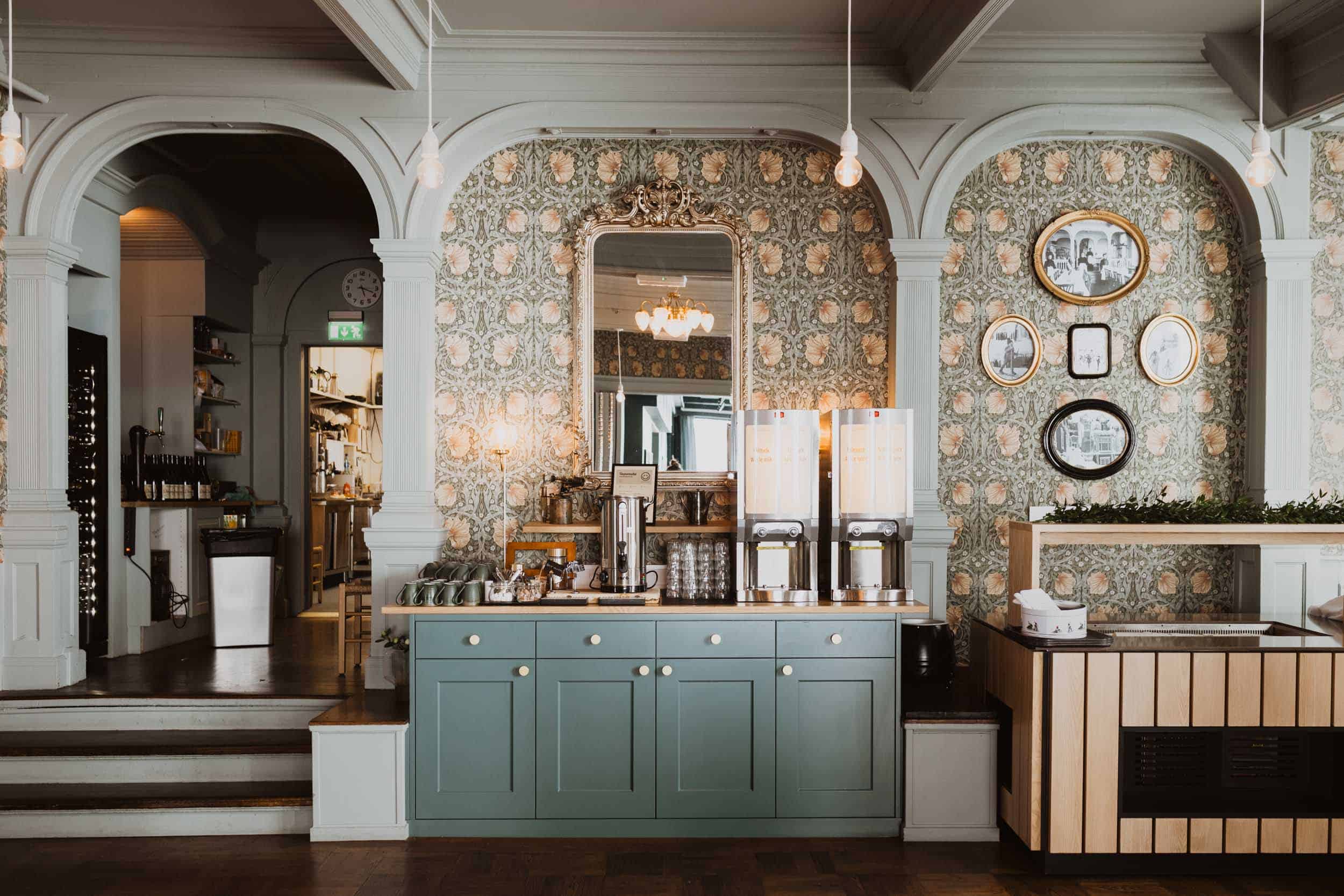 en fin pyntet bar med kjøkkentilbehør