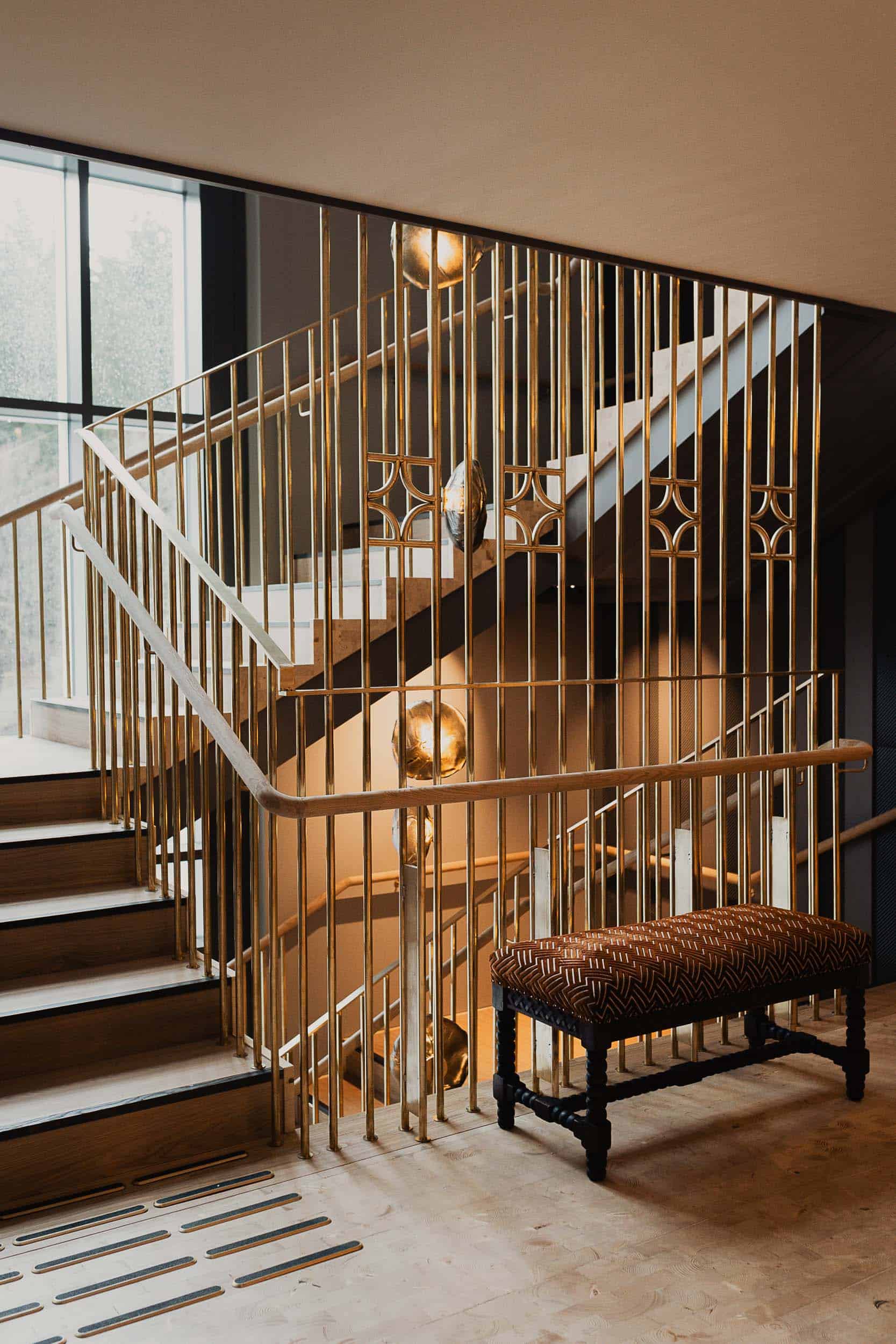 gull innredning, trapp og stol