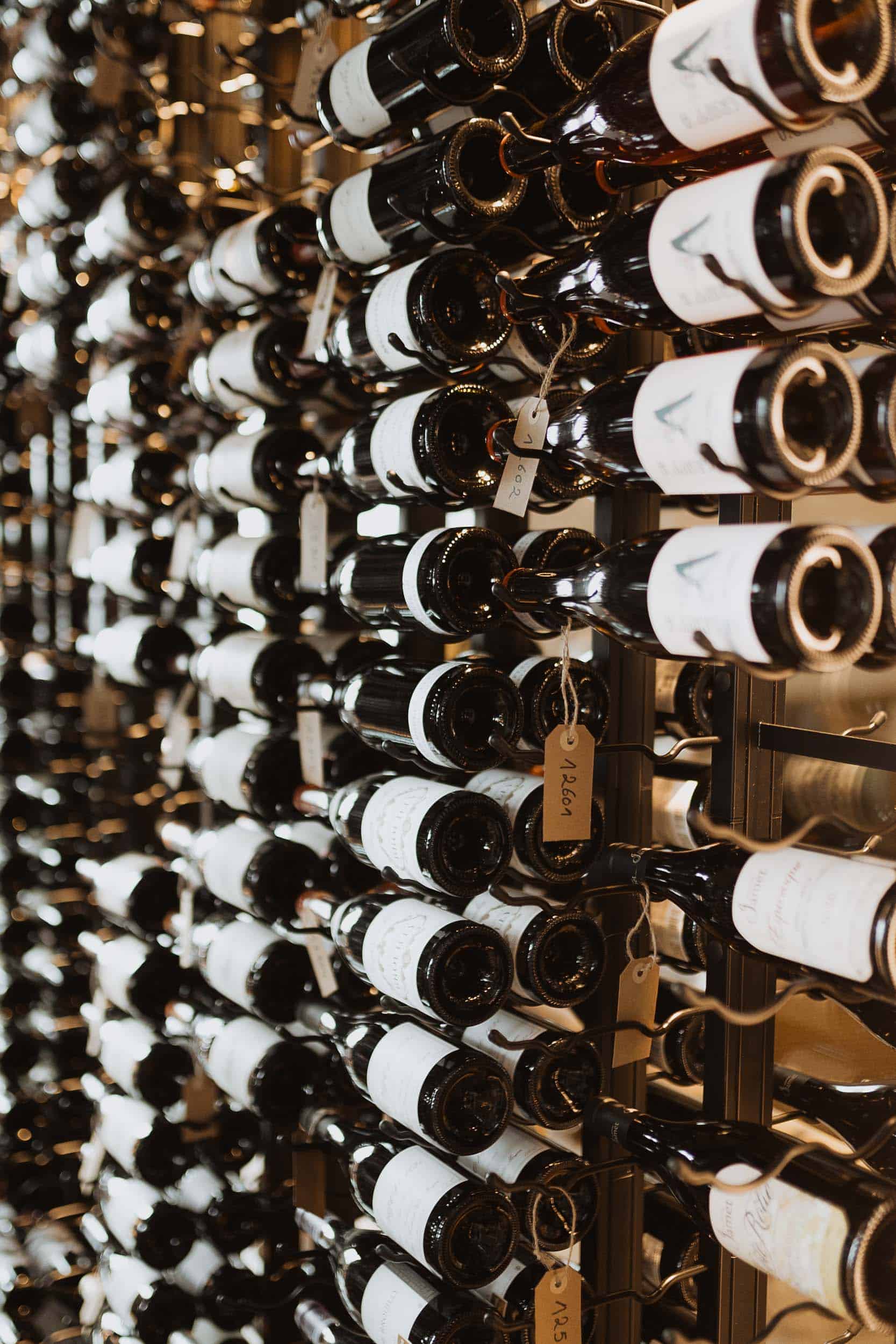 vinflasker på en vegg