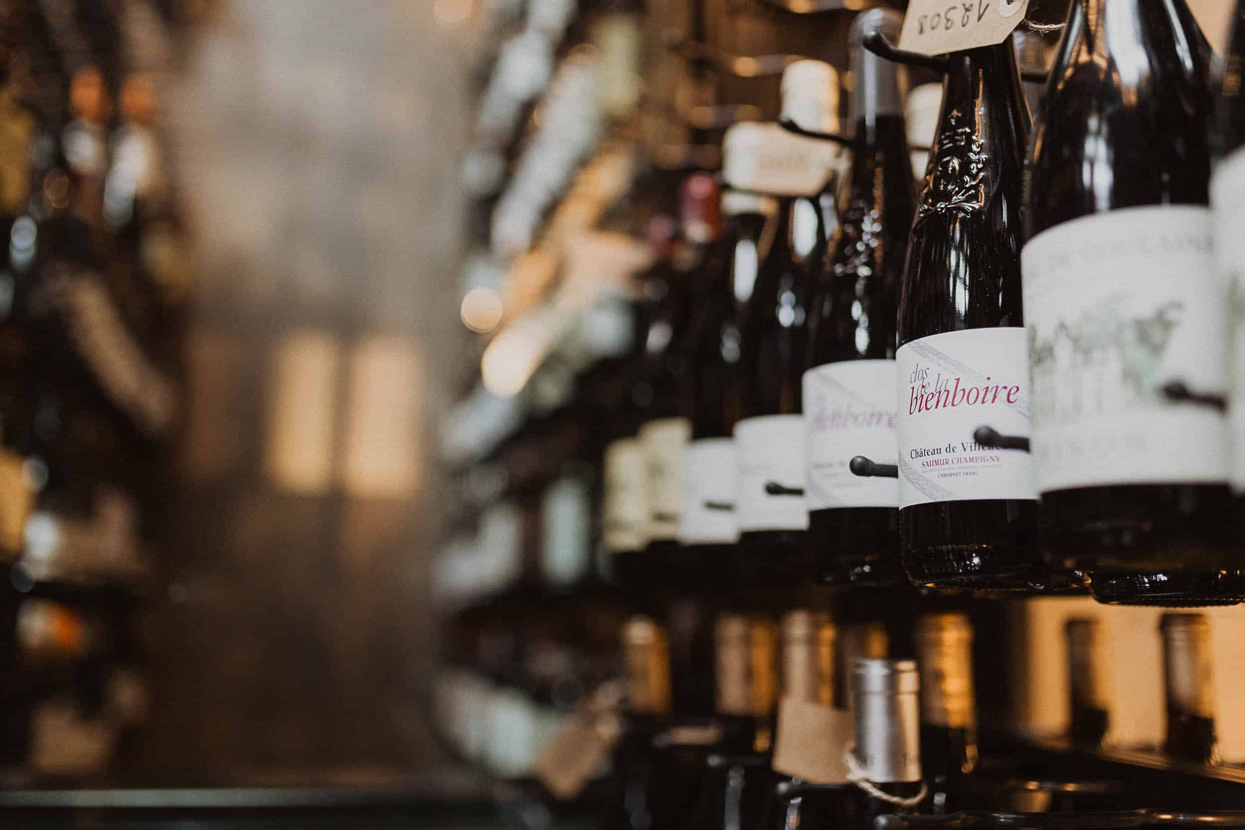 vinflasker i en rekke