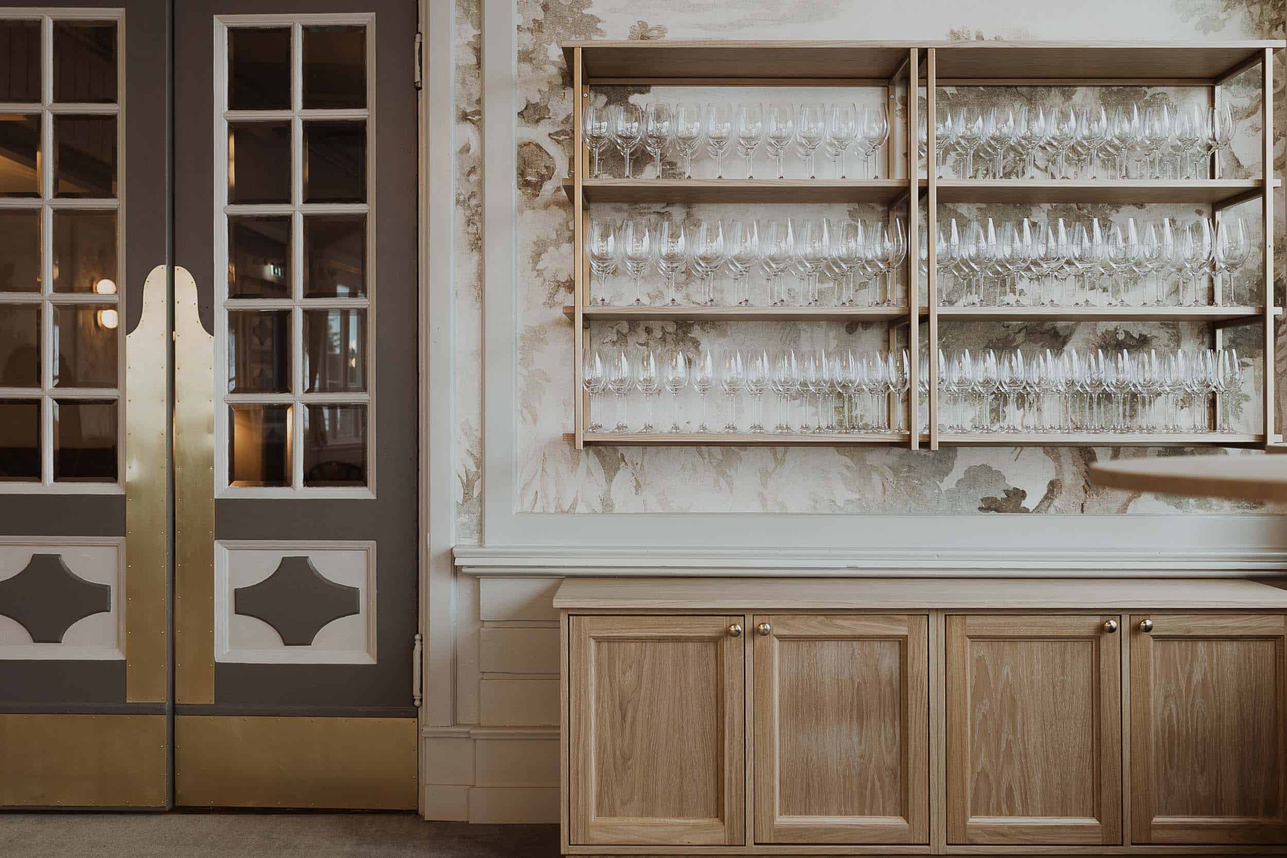 hylle med vinglass og en tre komode