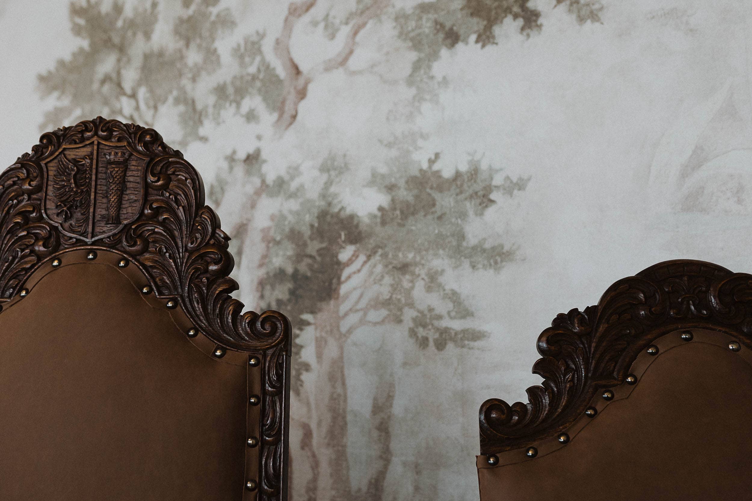 detaljer av en utsmykket tre stol