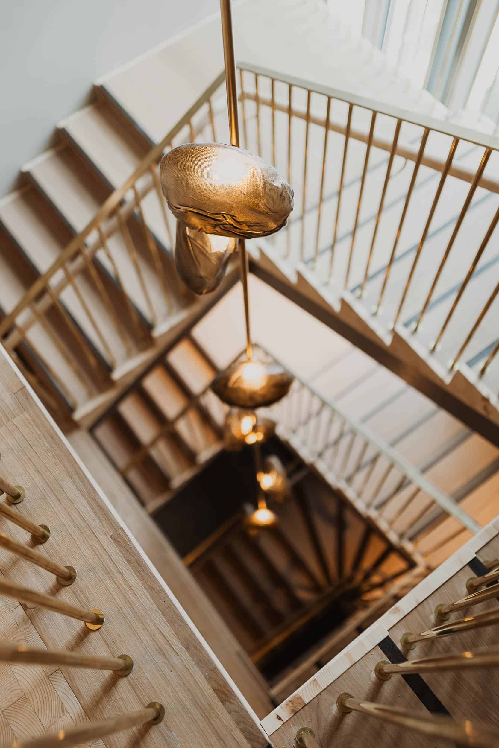 trapp og lamper i gull