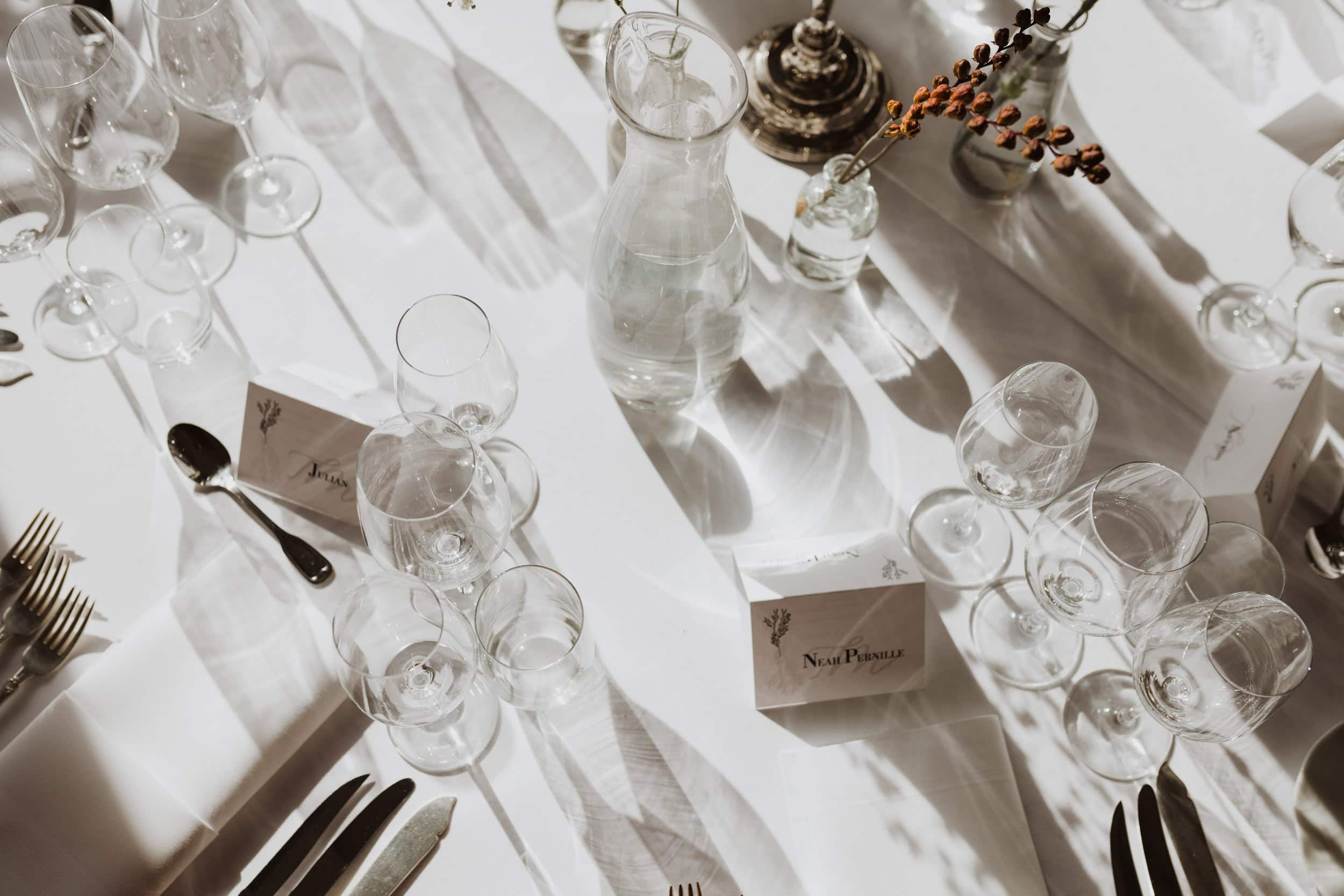 pyntet bord meg glass, bestill, hvit dukk og fint lys