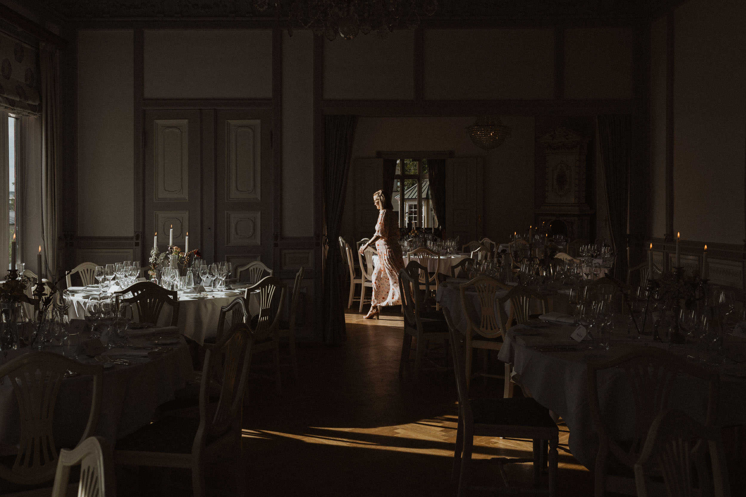 en kvinne som går i et selskapslokale