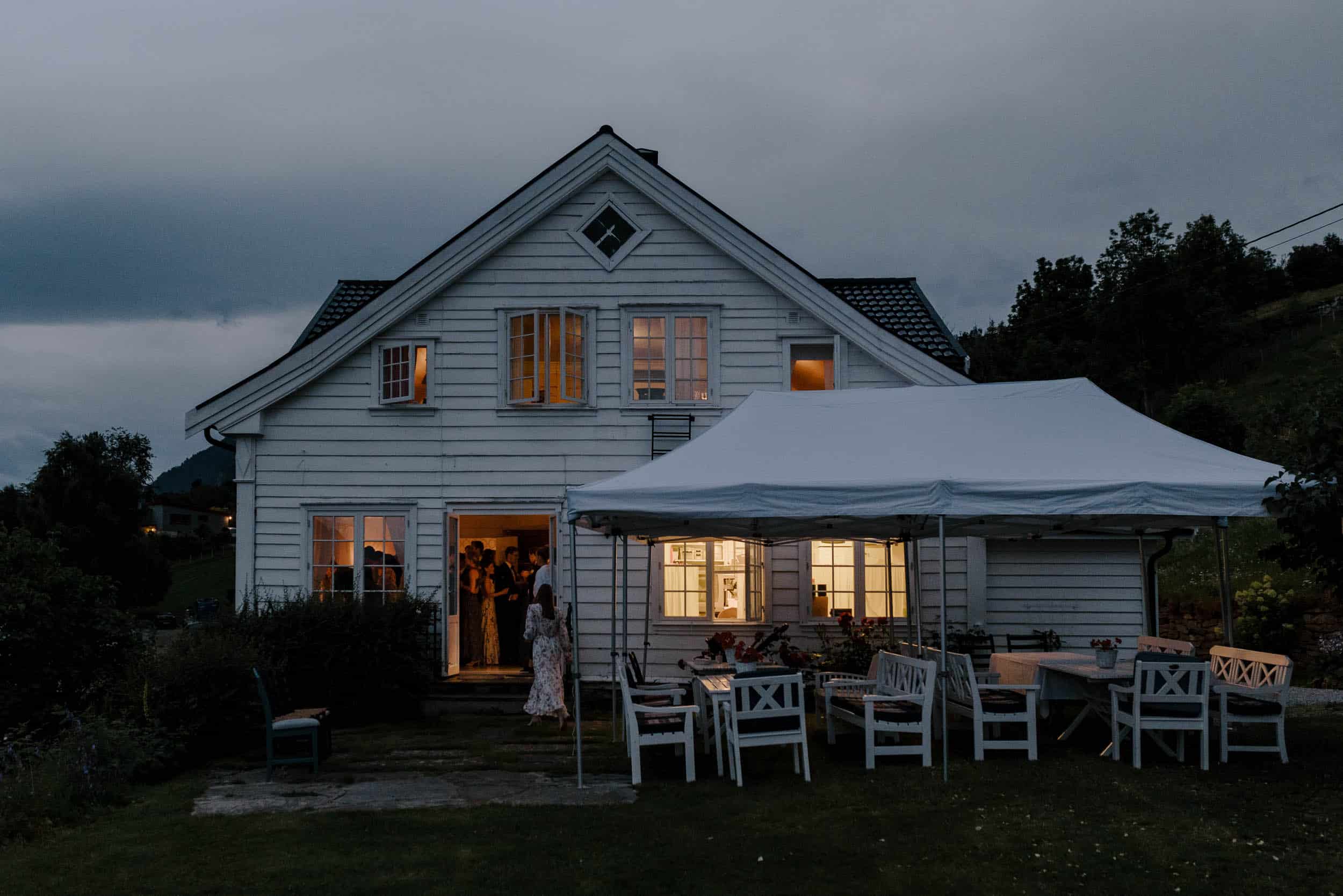 et trehus fotografert på natten