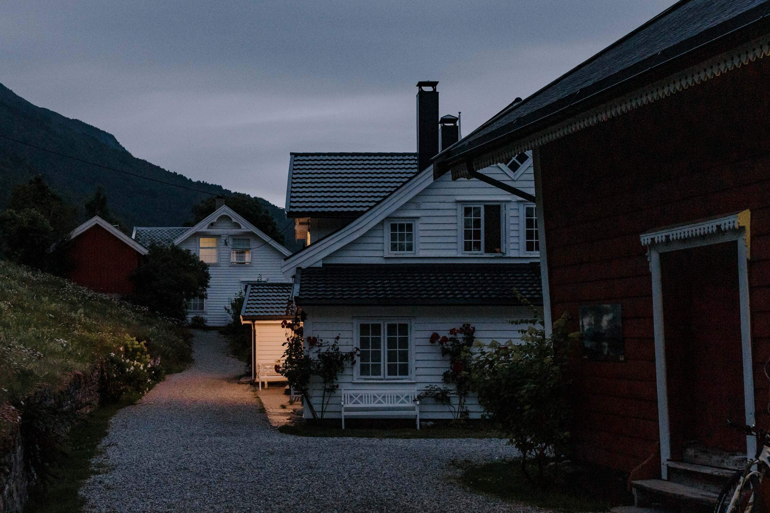 et fint trehus fotografert på natten