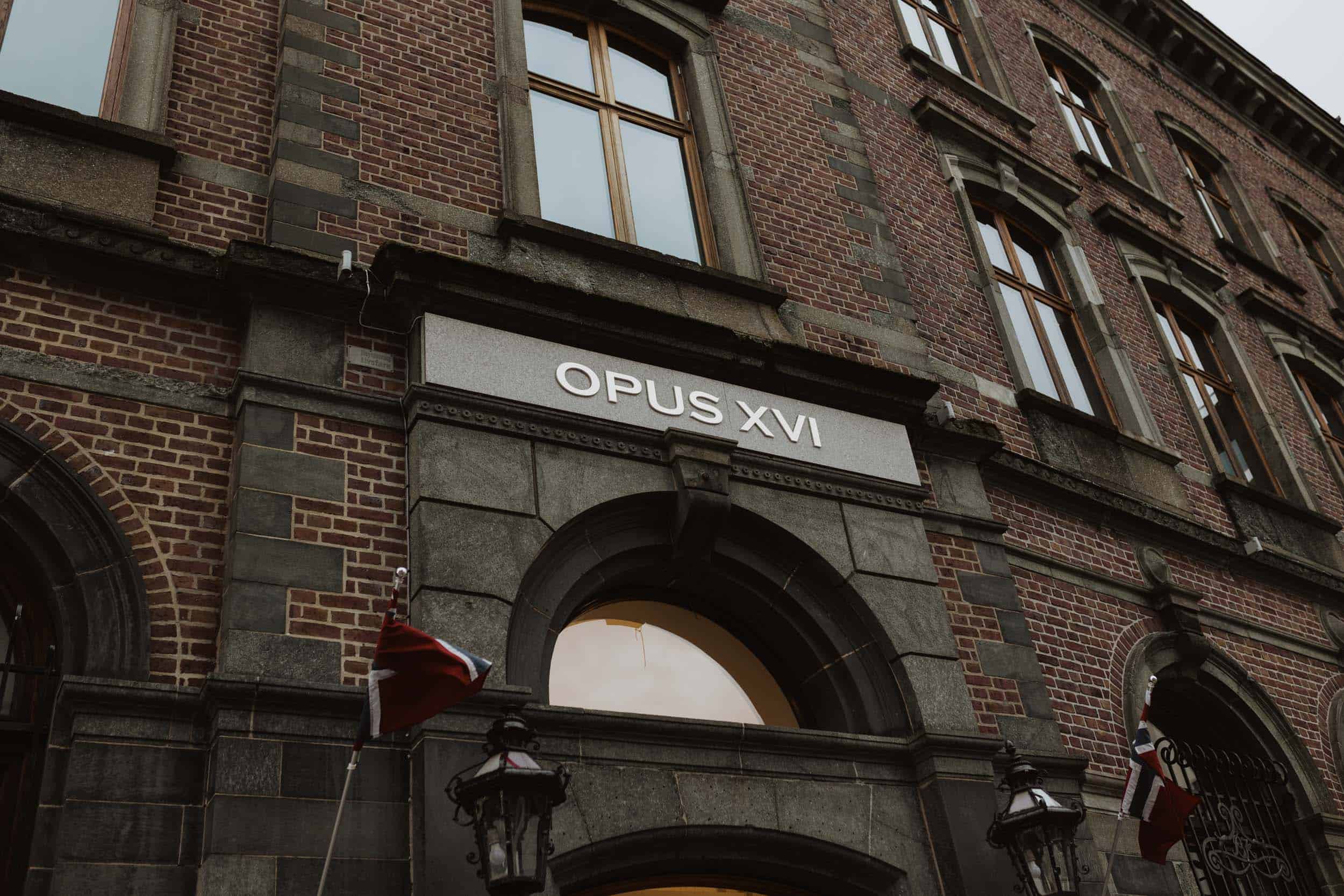 inngang til en bygg i rød murstein med skilt over