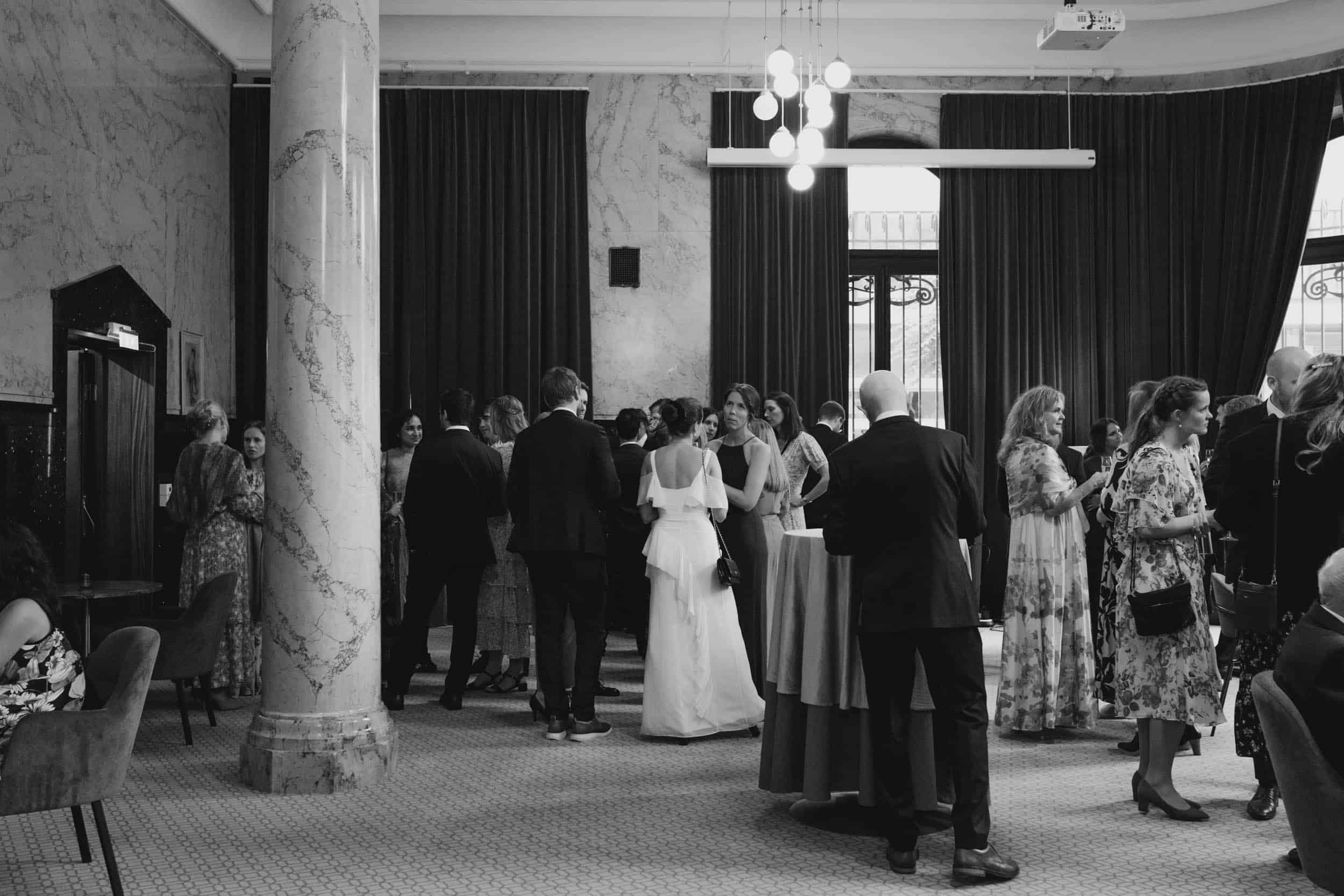 folk i fine klær i et lokale