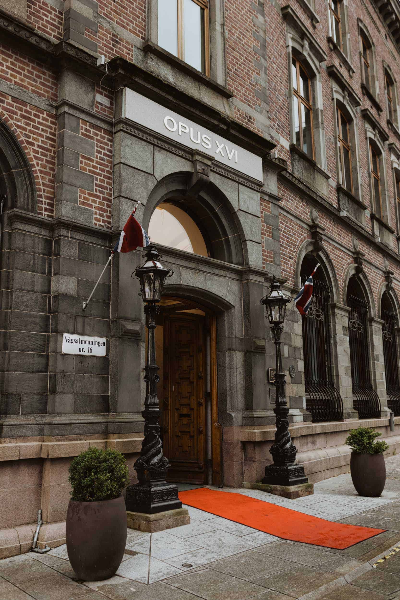 inngang til en bygg i rød murstein med skilt over